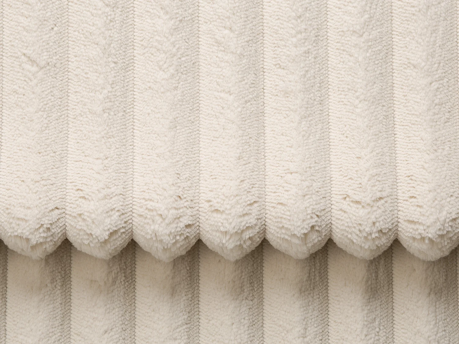 Gran sofá rinconero izquierdo de pana color beige de Maison Céphy