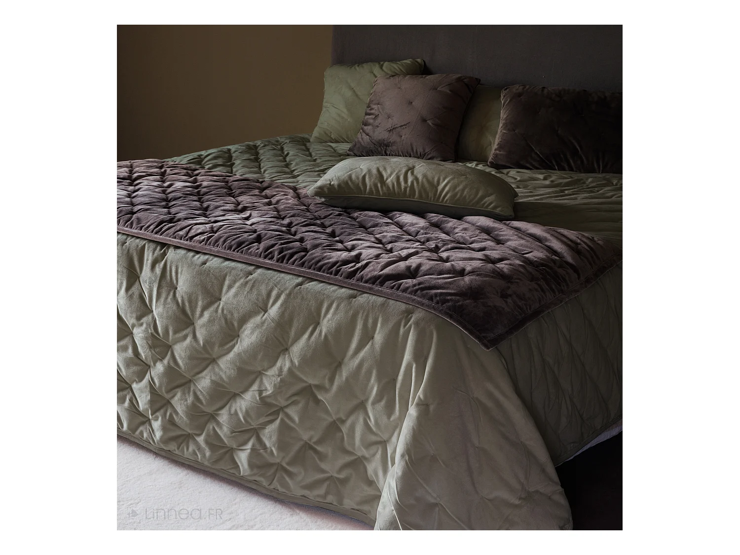 Couvre-lit 180x240 GIPSY velours piquage points brodés vert Olive