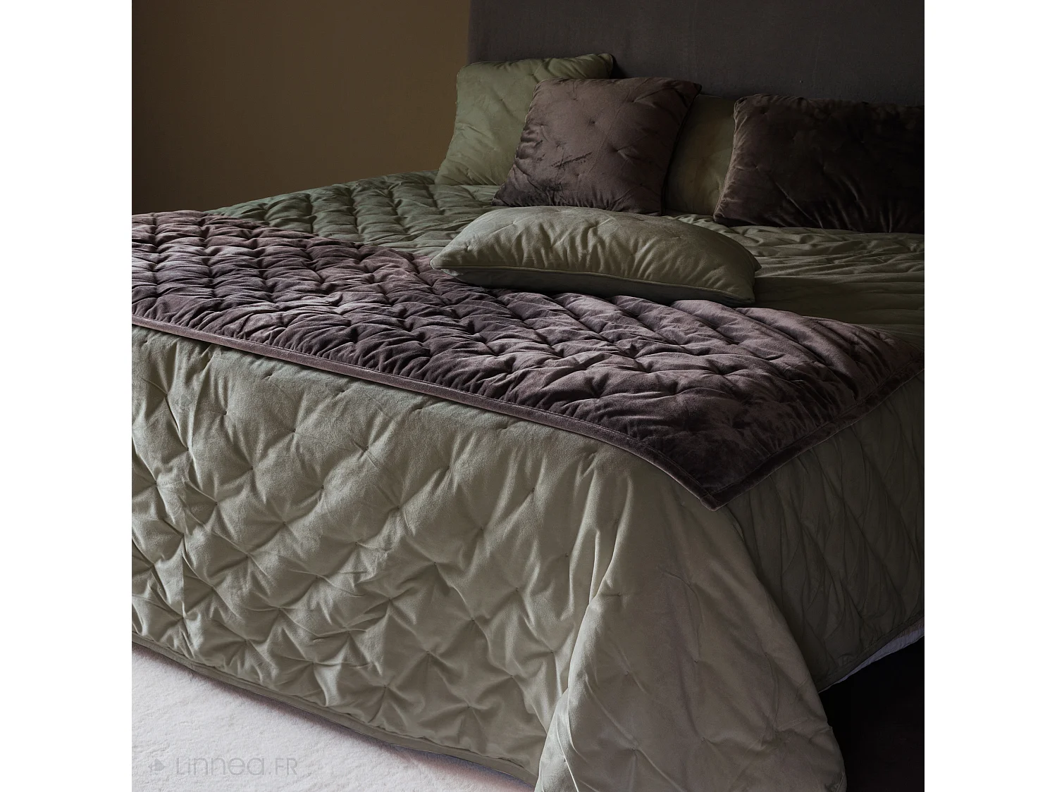 Couvre-lit 180x240 GIPSY velours piquage points brodés vert Olive