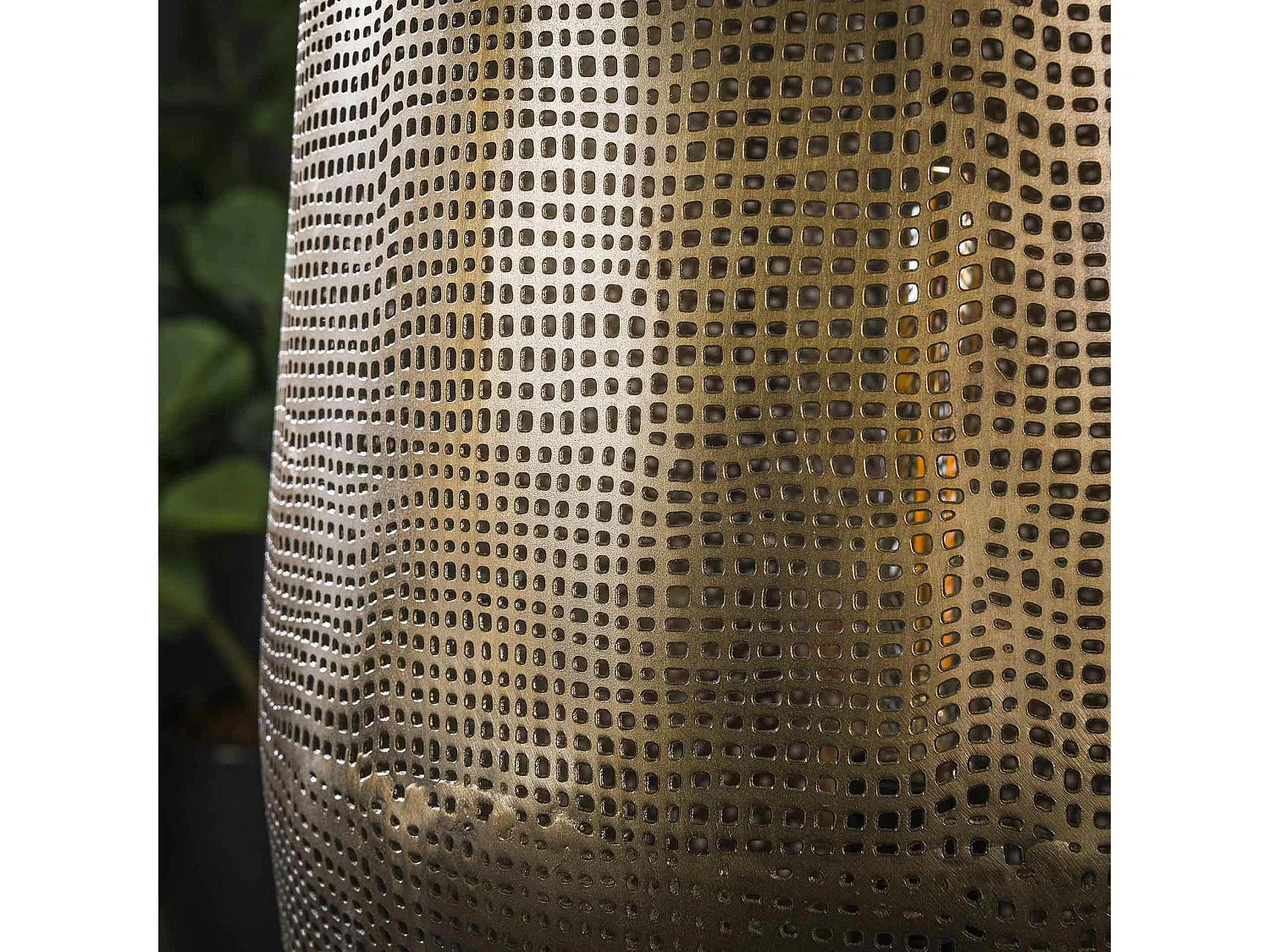 Grand lampadaire en métal perforé finition bronze vieilli RALF