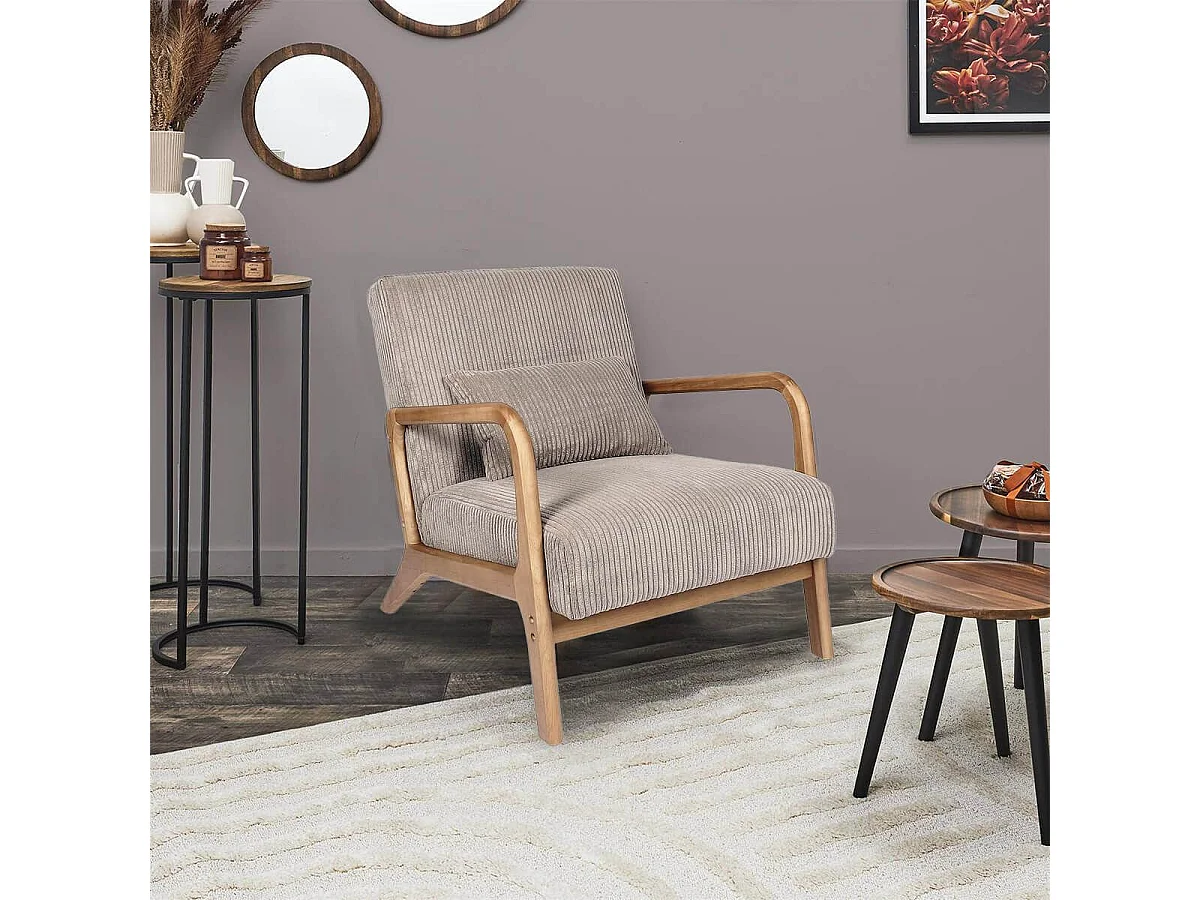 AMORY - Fauteuil en velours côtelé coloris taupe pieds et accoudoirs en hévéa