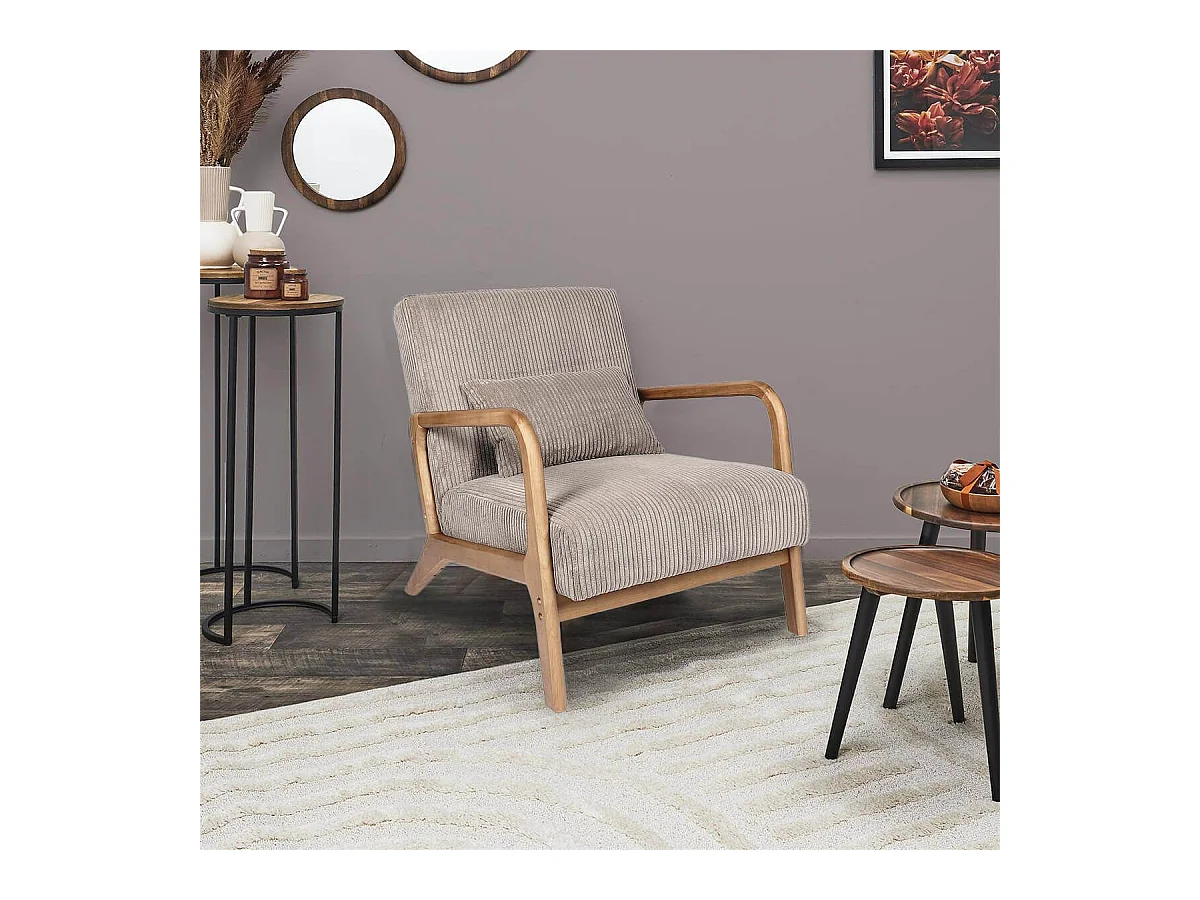 AMORY - Fauteuil en velours côtelé coloris taupe pieds et accoudoirs en hévéa