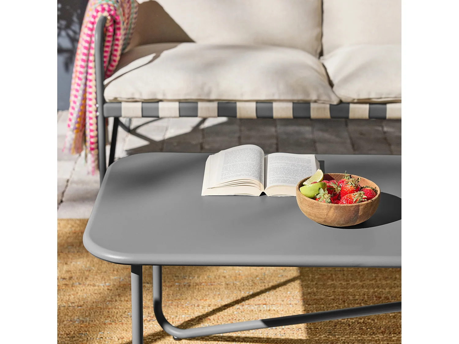 Salon de jardin 4 places avec table en métal. avec des sangles. anthracite