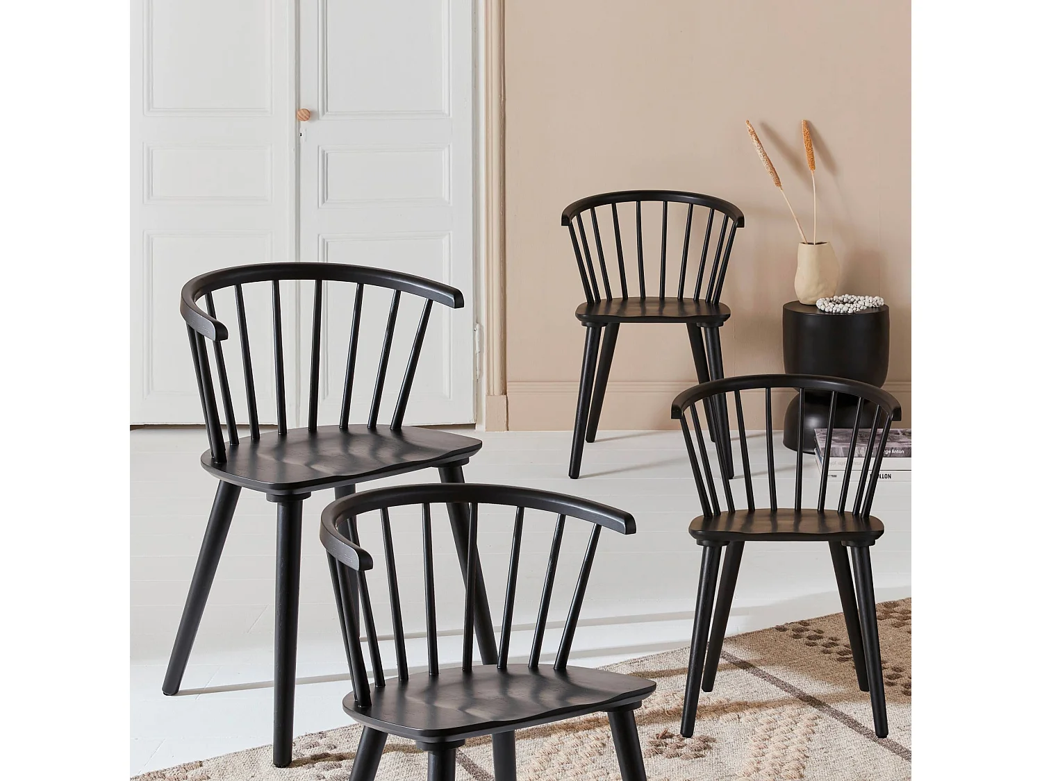 Lot de 4 chaises noires à barreaux en bois et contreplaqué. Paula. L 51 x P 53 x H 75cm