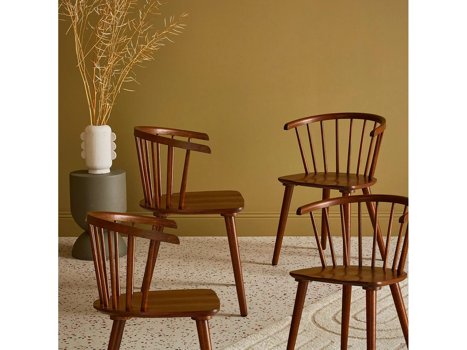 Lot de 4 chaises noyer à barreaux en bois et contreplaqué. Paula. L 51 x P 53 x H 75cm