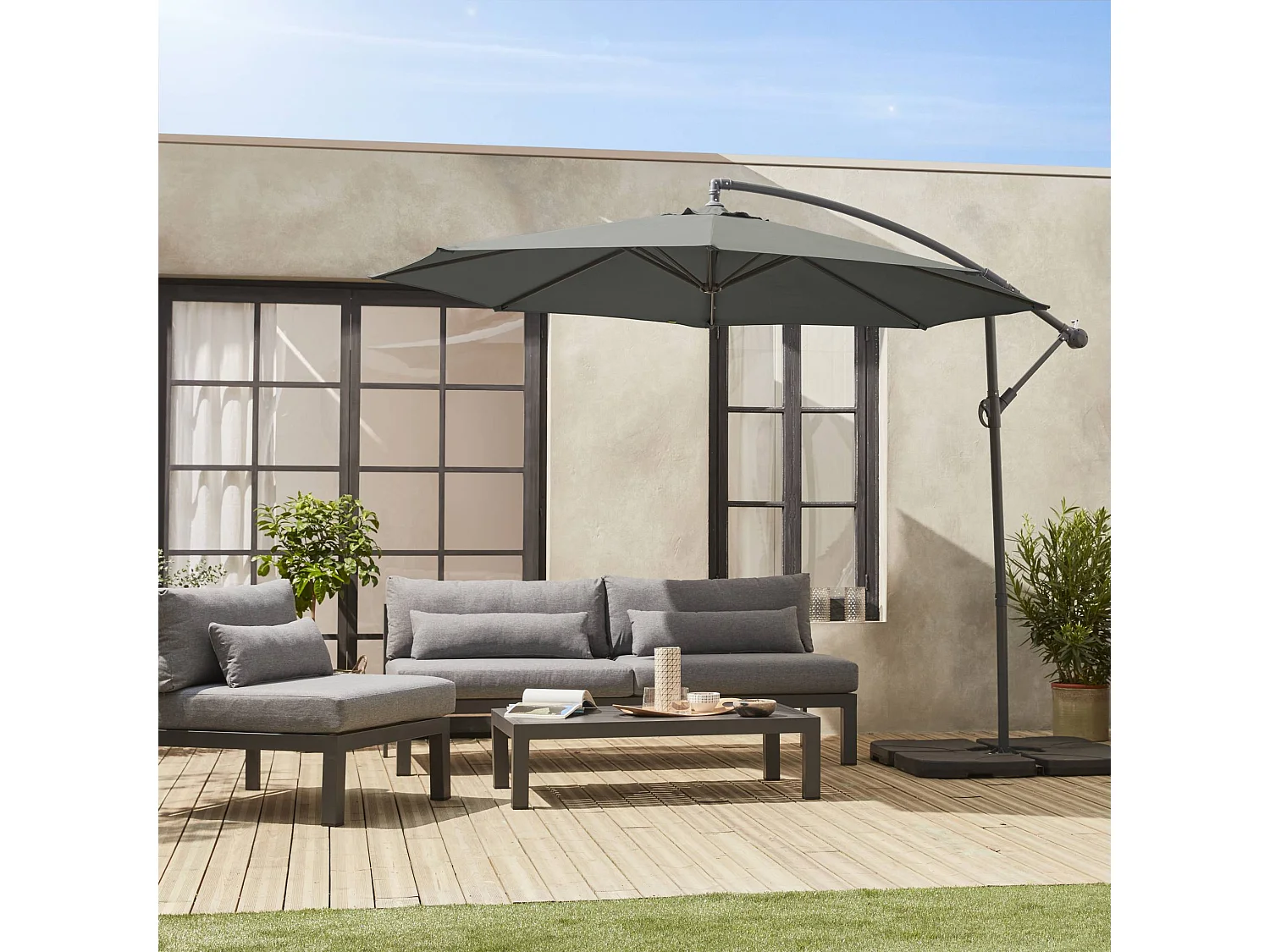 Parasol déporté Ø350cm - Hardelot - Coloris Kaki. structure anthracite. manivelle anti-retour. 8 baleines.