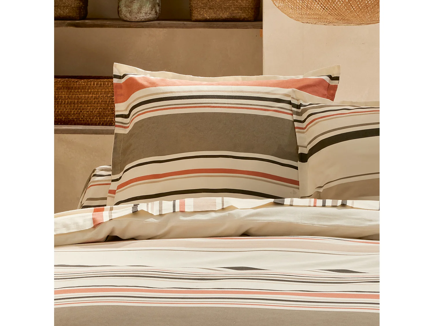 Parure de lit 3 pièces : housse 260x240 cm et taies 65x65 cm coton HUGO beige/corail