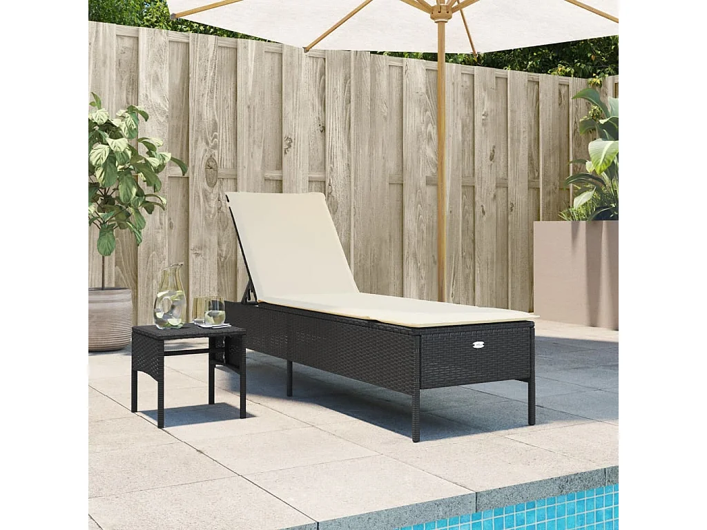 Lettino Prendisole con Tavolo e Cuscino Nero in Polyrattan