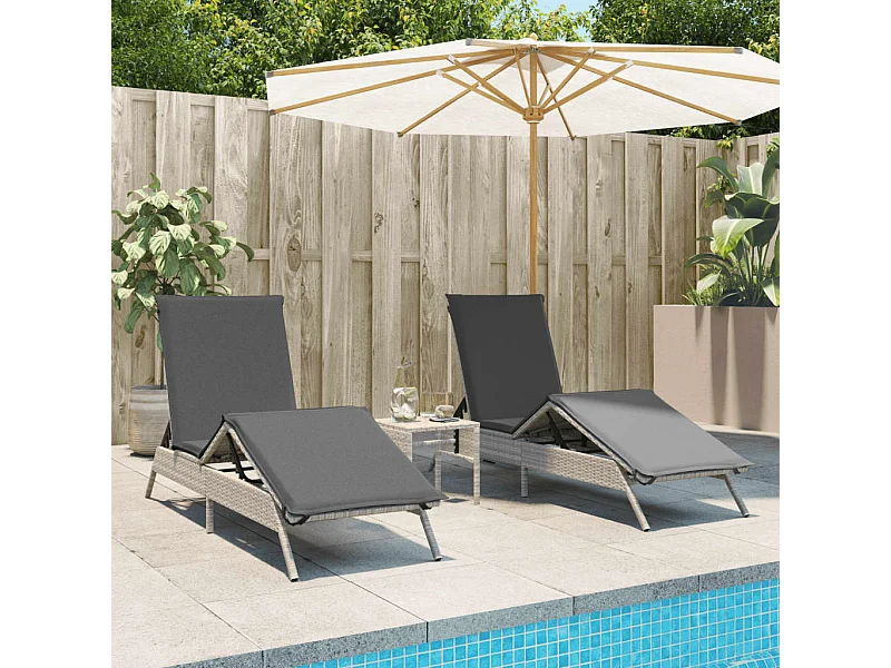 Lettini Prendisole 2pz con Tavolino Grigio Chiaro in Polyrattan