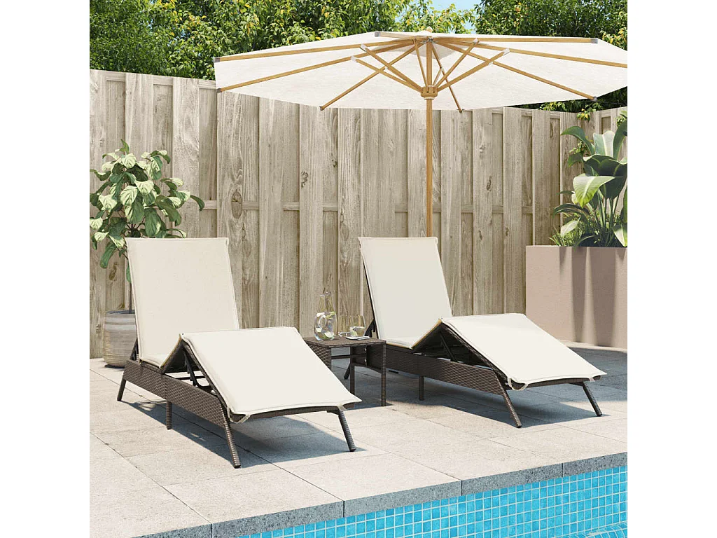 Lettini Prendisole 2 pz con Tavolino Marrone in Polyrattan