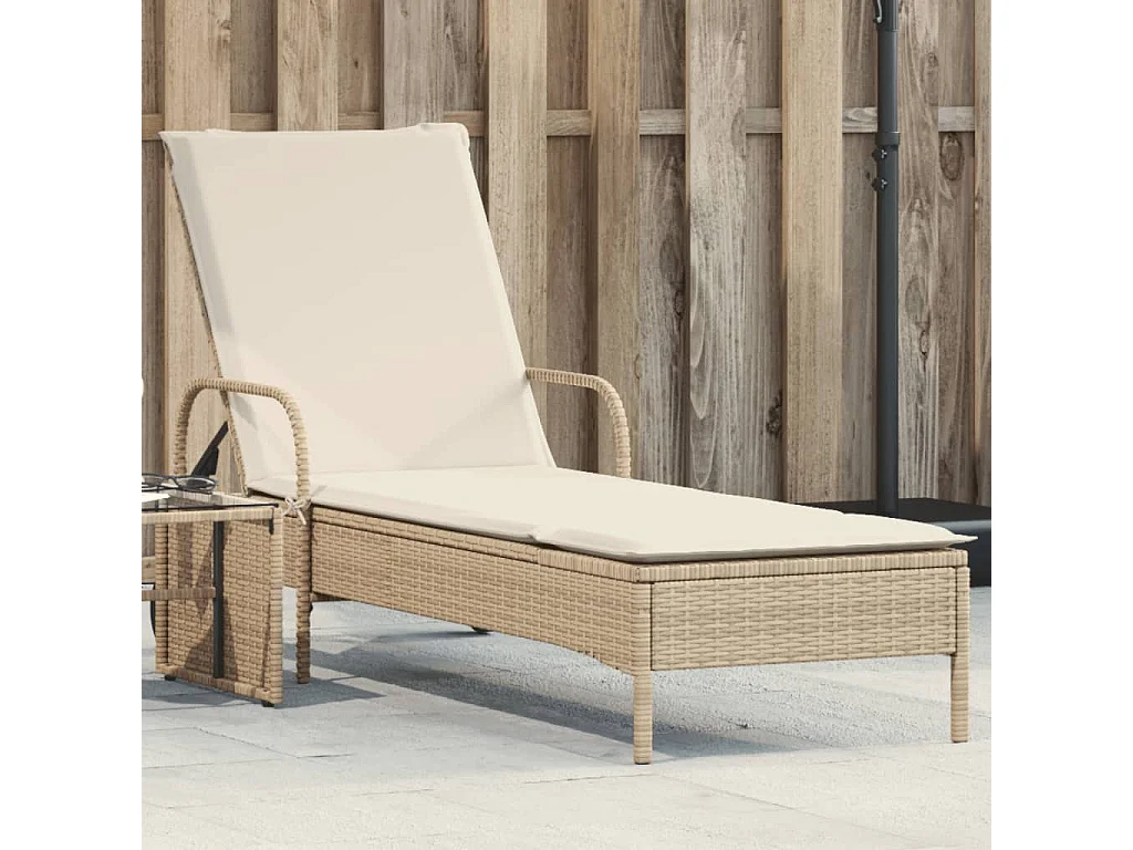 Ligbed met wielen en kussen poly rattan beige