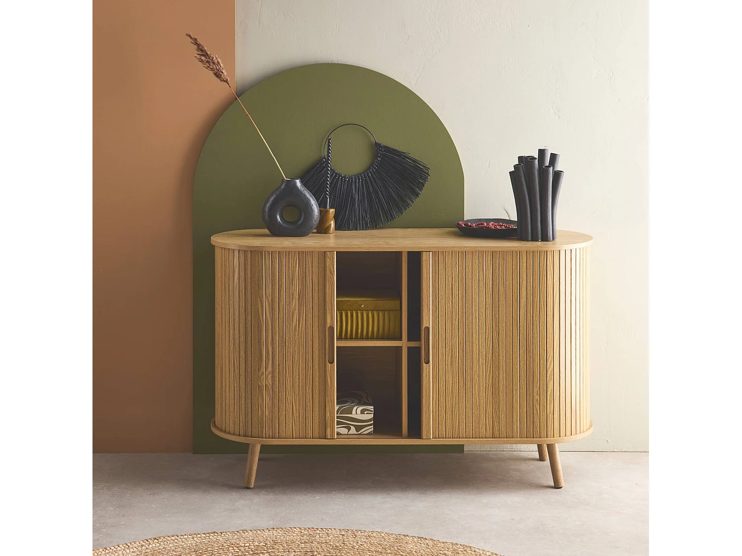 Buffet scandinave 2 portes coulissantes. 4 compartiments. décor bois rainuré. couleur naturelle. buffet bas. L 120 x P 40 x H 75cm