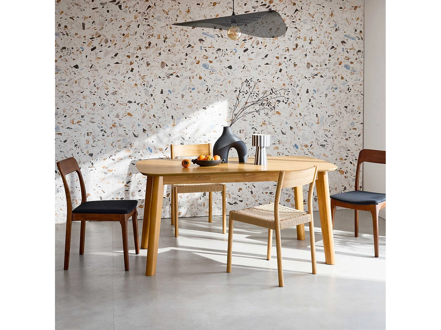 Table à manger extensible rectangulaire 160 - 210cm. placage chêne. teinte naturelle. L 160/210 x P 90 x H 76cm