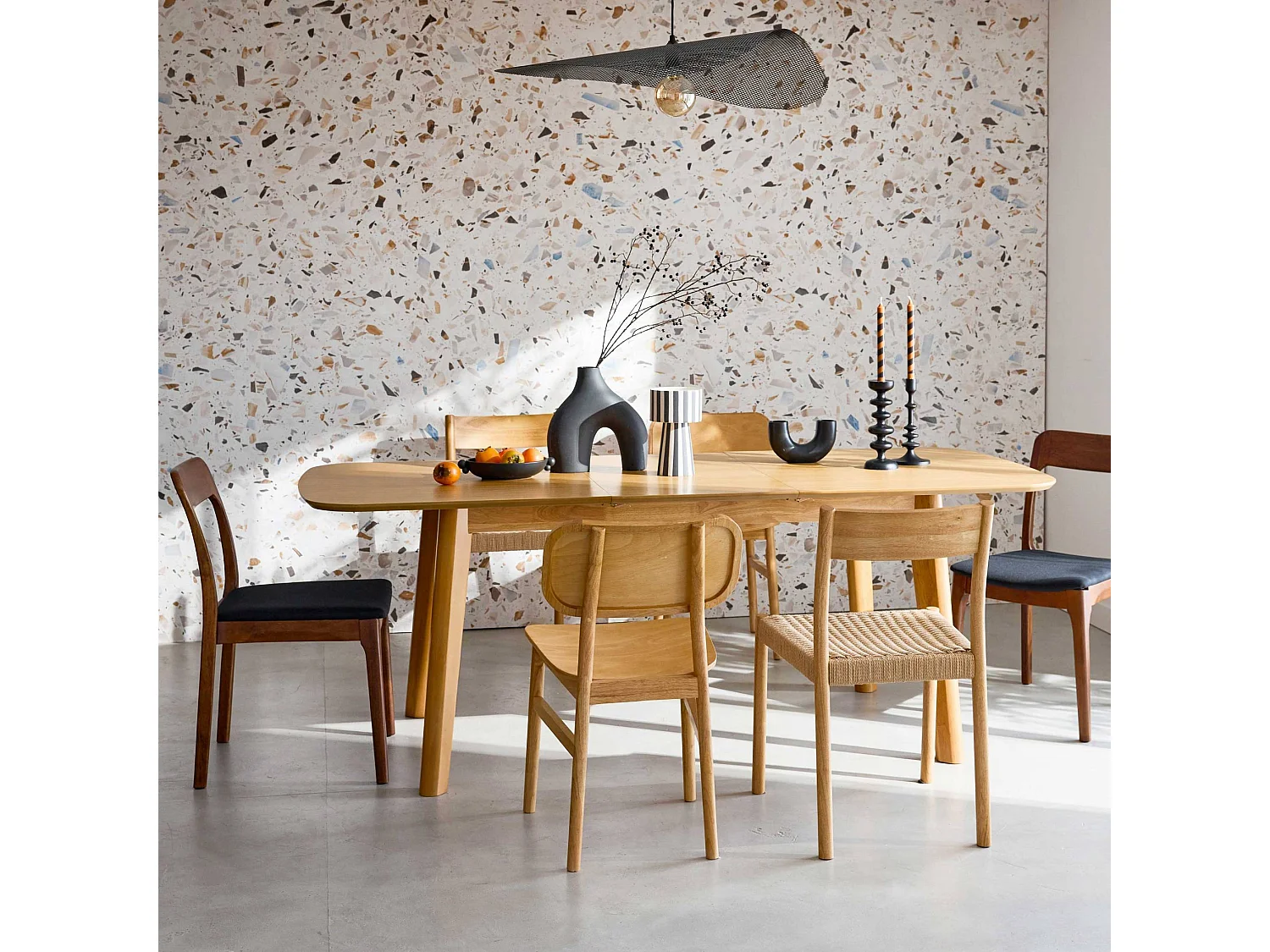 Table à manger extensible rectangulaire 160 - 210cm. placage chêne. teinte naturelle. L 160/210 x P 90 x H 76cm