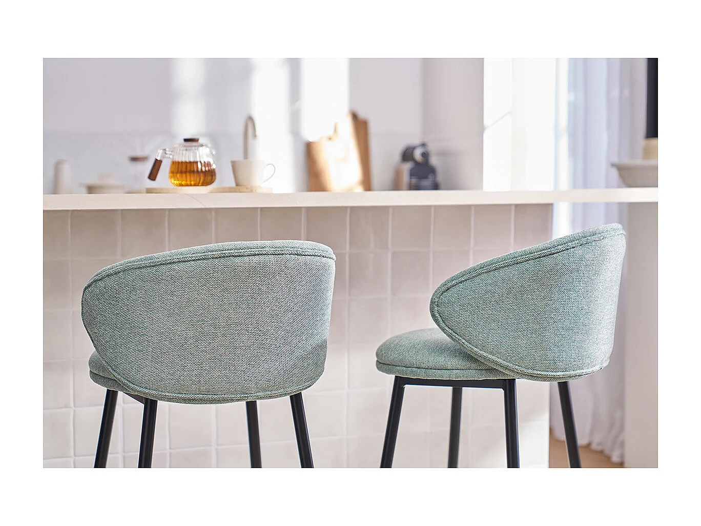 Taburetes de bar de diseño en tela efecto terciopelo texturizado celadón y metal negro (juego de 2) ROSALIE