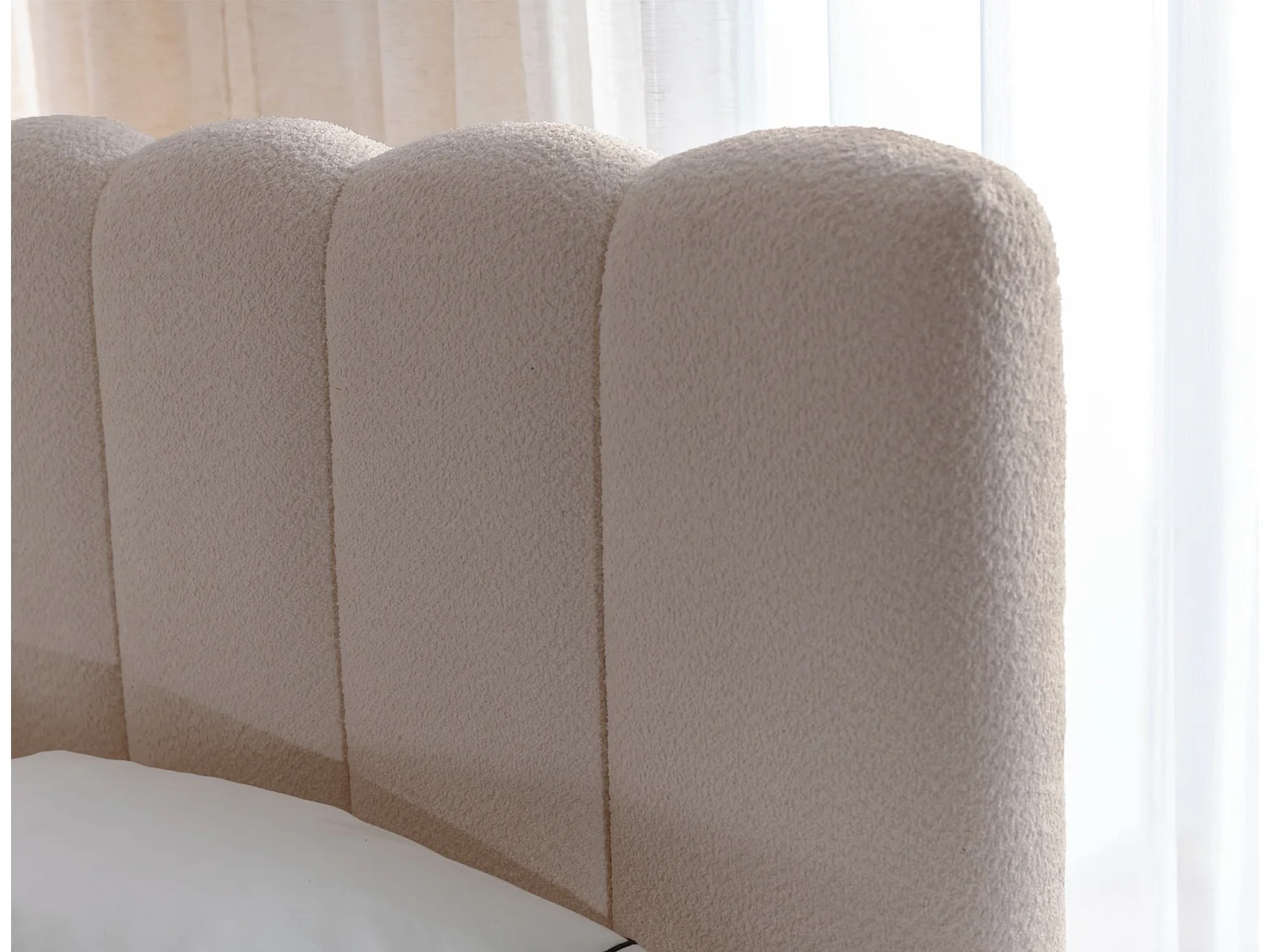 Tweepersoonsbed gestoffeerd - 180x200 cm - in lichtbeige bouclette - CANDE