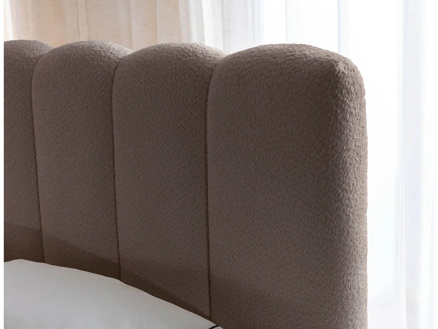 Tweepersoonsbed gestoffeerd - 140x200 cm - in lichtbruin bouclette - CANDE