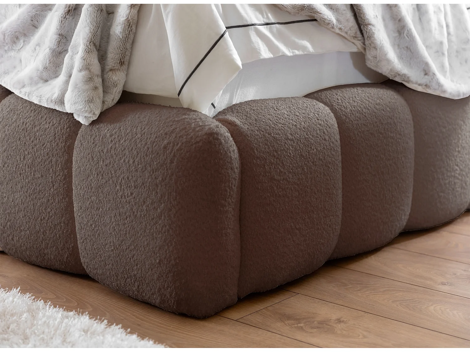 Tweepersoonsbed gestoffeerd - 140x200 cm - in lichtbruin bouclette - CANDE