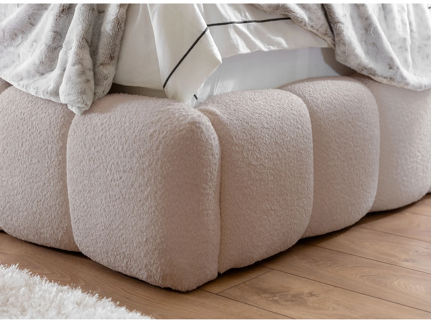 Tweepersoonsbed gestoffeerd - 160x200 cm - in lichtbeige bouclette - CANDE