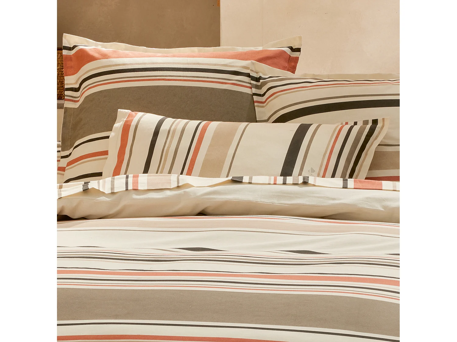 Parure de lit 3 pièces : housse 260x240 cm et taies 50x70 cm coton HUGO beige/corail