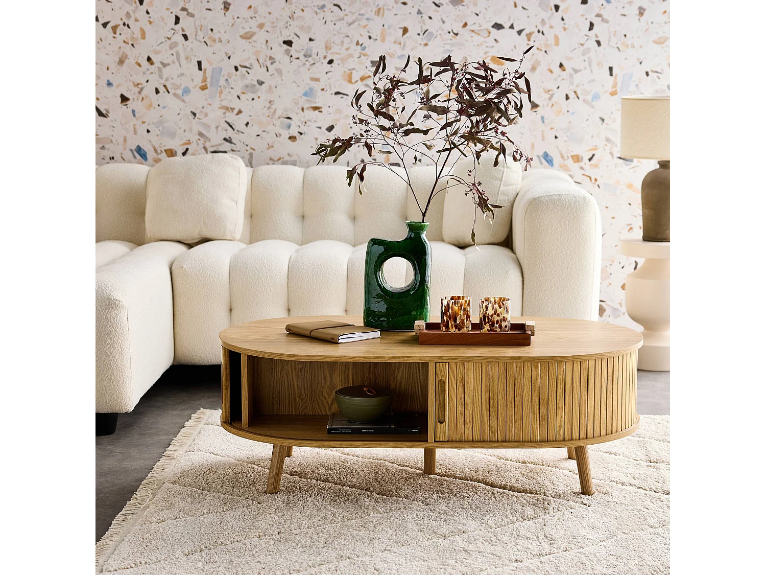 Table basse 2 portes coulissantes avec 3 compartiments décor bois rainuré. L 110 x P 59 x H 39cm