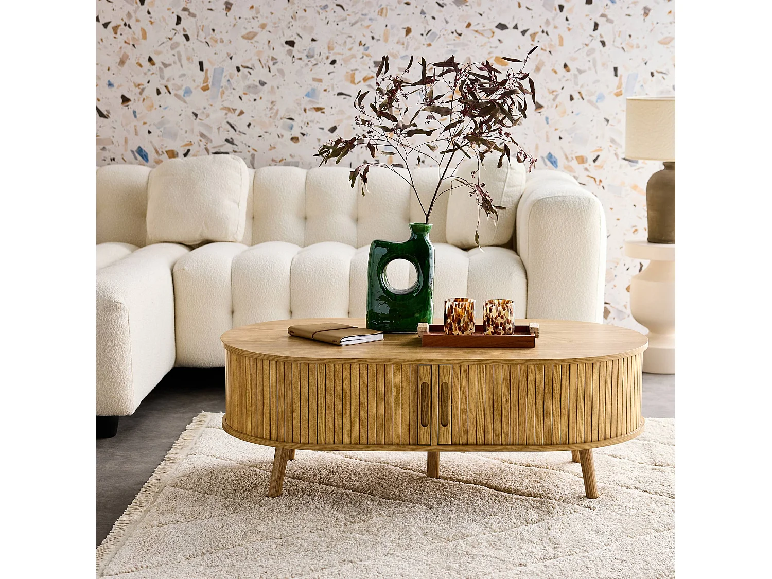 Table basse 2 portes coulissantes avec 3 compartiments décor bois rainuré. L 110 x P 59 x H 39cm