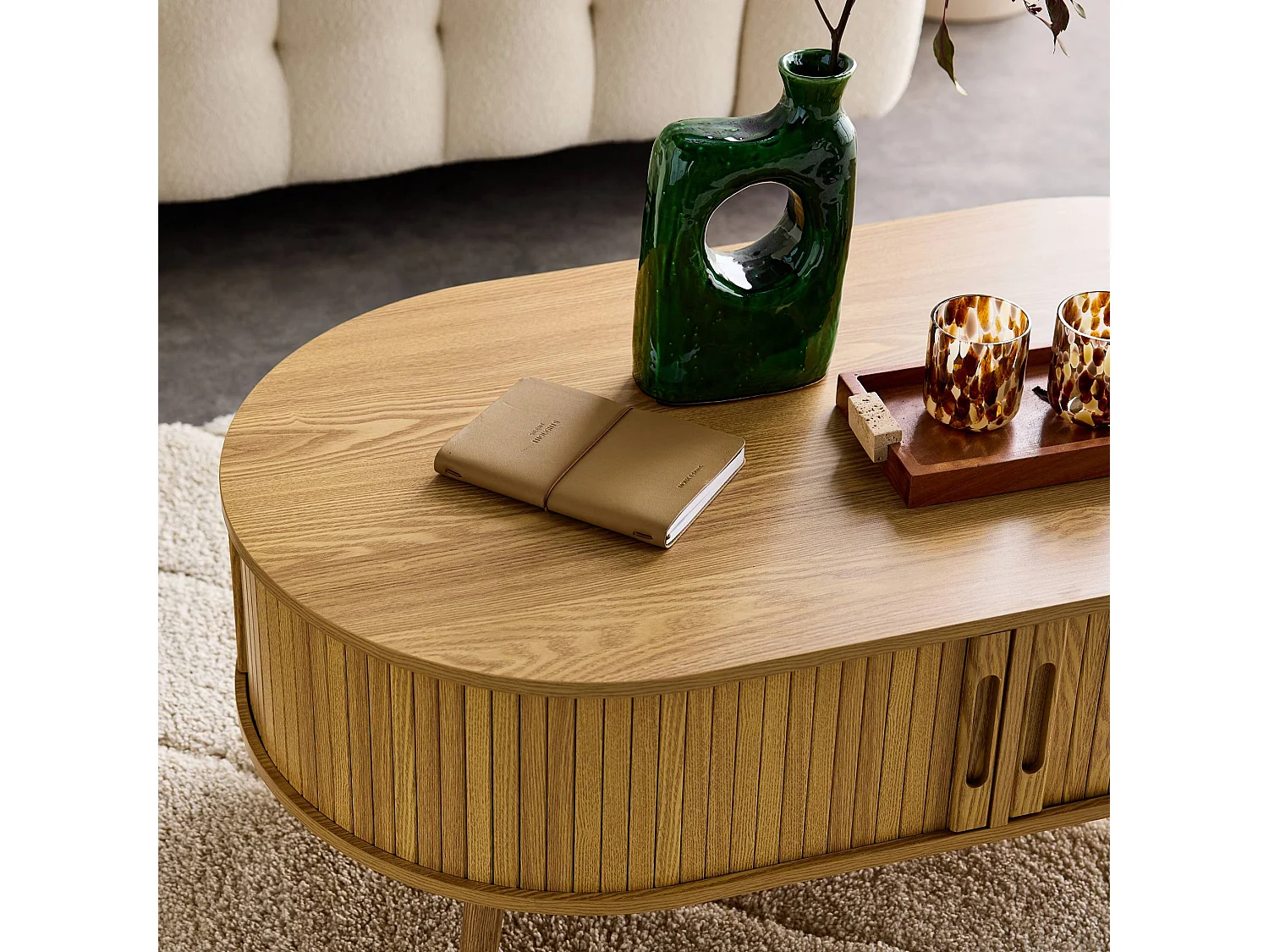 Table basse 2 portes coulissantes avec 3 compartiments décor bois rainuré. L 110 x P 59 x H 39cm