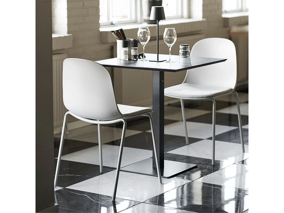 LENA - Lot de 2 Chaises Coque Polyester et Pieds Métal Gris Assise Mousse et Tissu