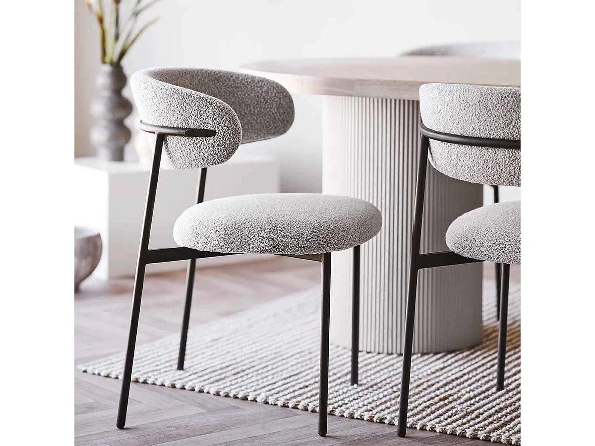 LOANA - Lot de 2 Chaises Tissu Bouclé Blanc Chiné Dossier et Pieds Métal Noir