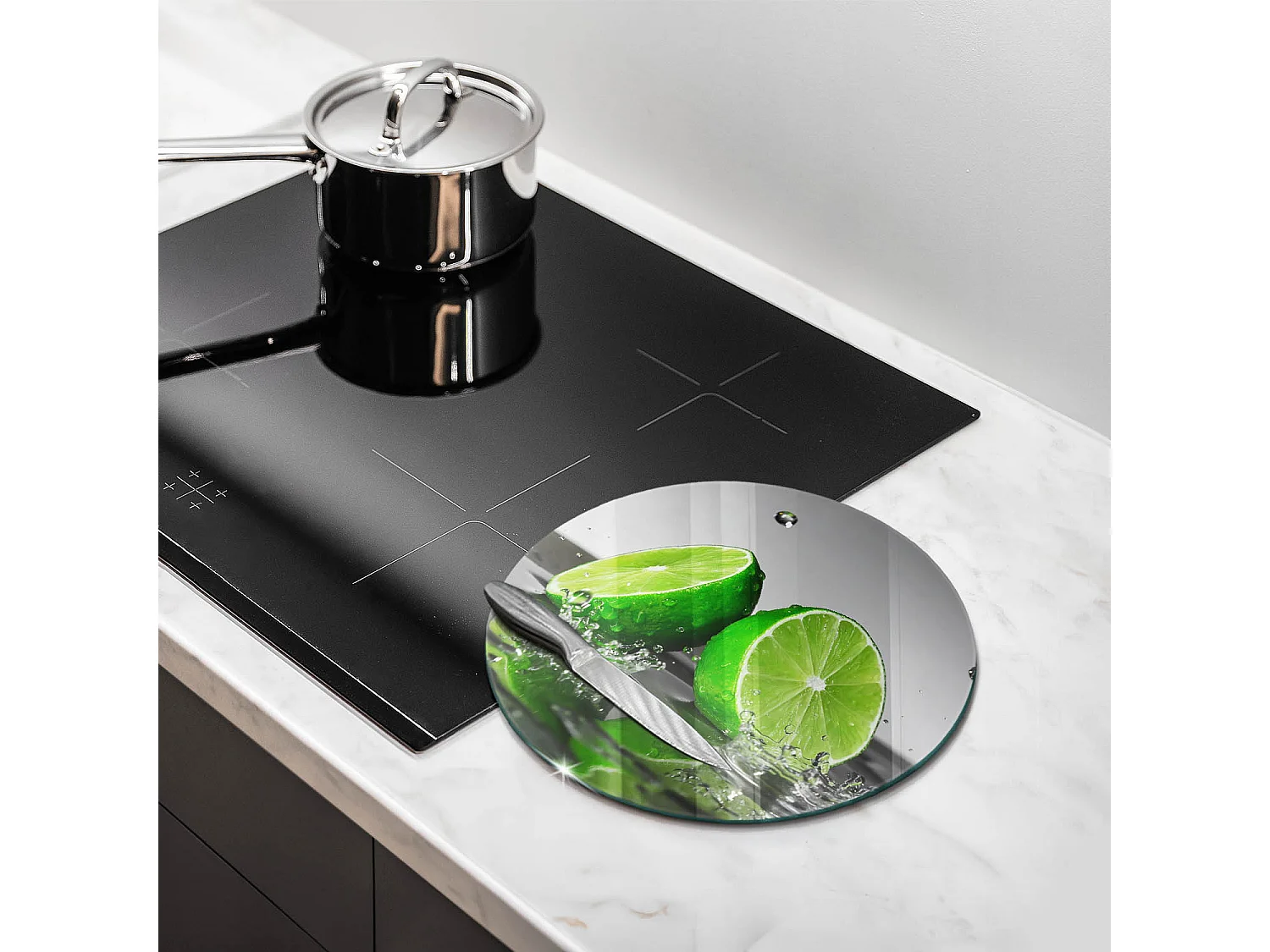 Planche de cuisine ronde en verre, 30 cm Citrons verts juteux et eau