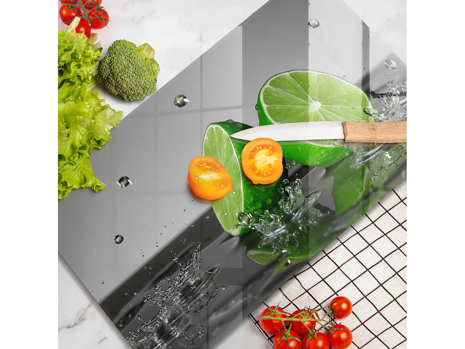 Planche de cuisine rectangulaire en verre, 52x30 cm Citrons verts juteux et eau