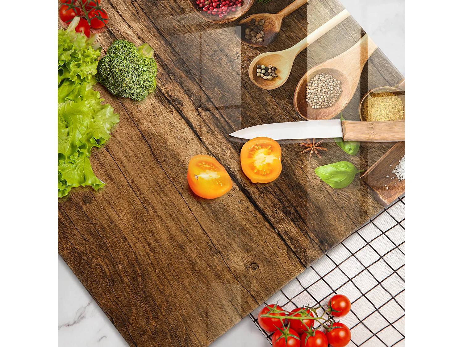 Rechteckiges Küchenbrett aus Glas, 80x52 cm. Holzlöffel für Gewürze
