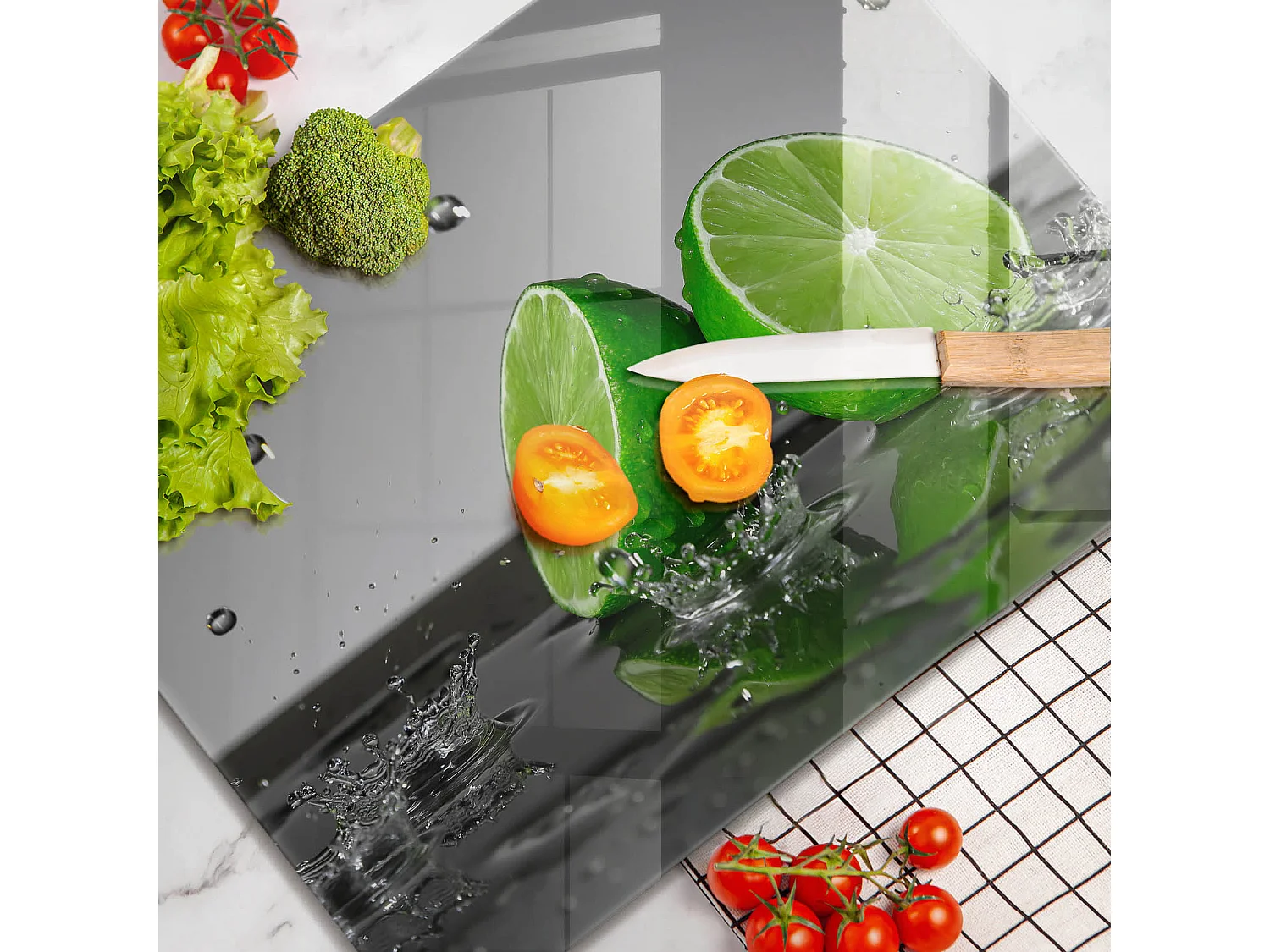 Planche de cuisine rectangulaire en verre, 52x40 cm Citrons verts juteux et eau