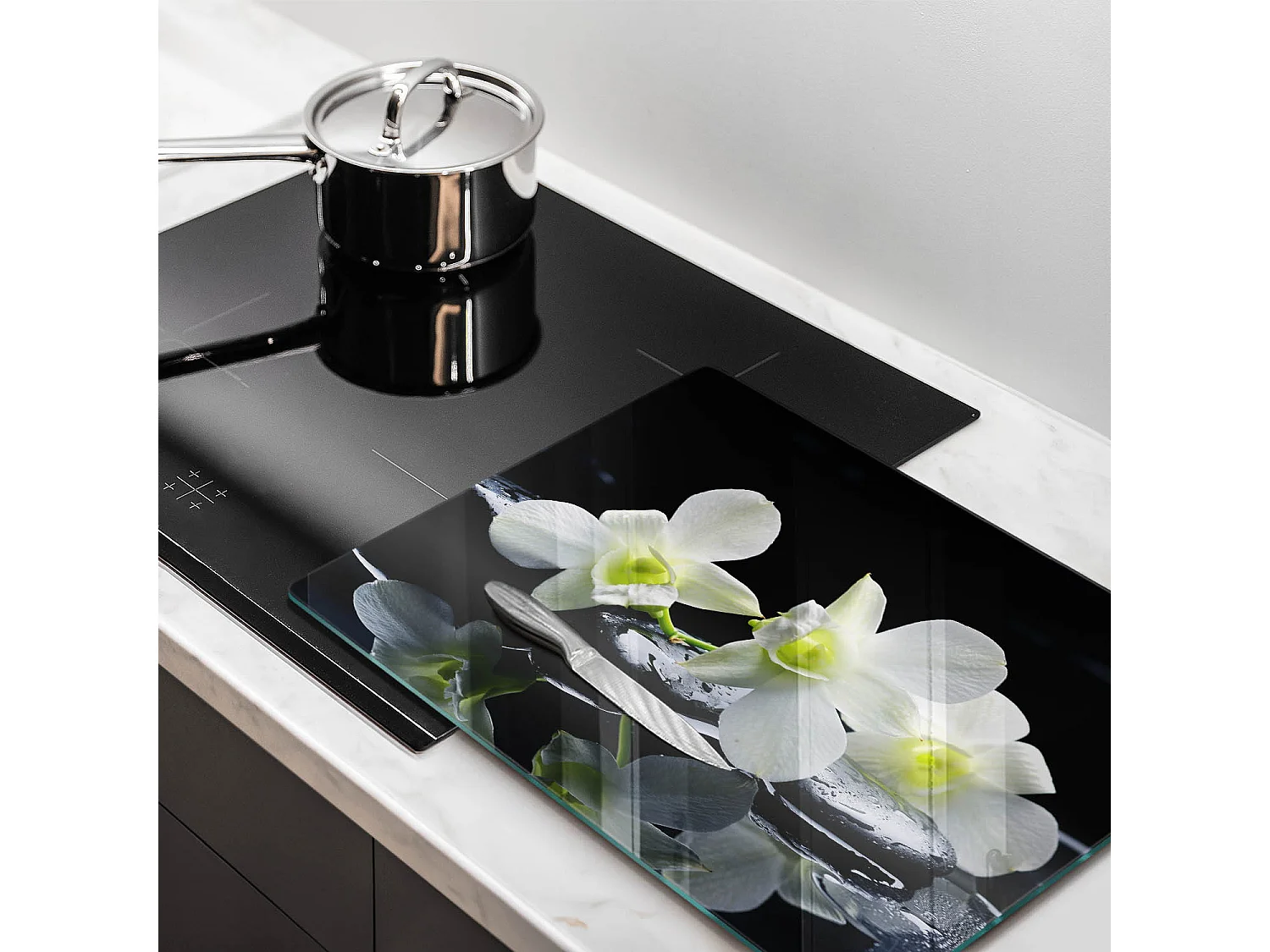 Rechteckiges Küchenbrett aus Glas, 52 x 40 cm. Weiße Blumen im Zen-Wasser