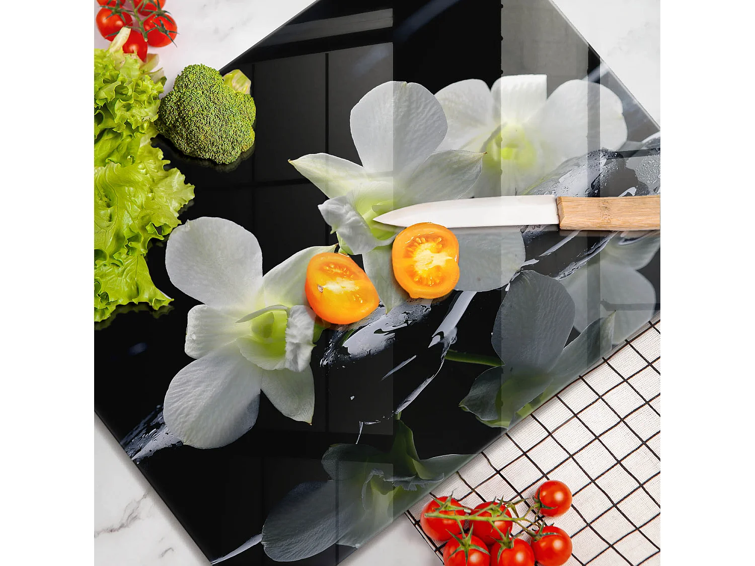 Rechteckiges Küchenbrett aus Glas, 52 x 40 cm. Weiße Blumen im Zen-Wasser