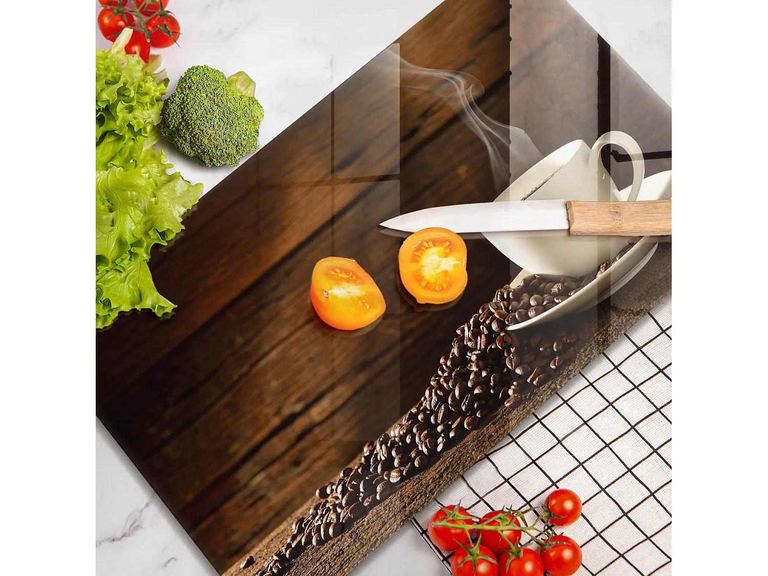 Rechteckiges Küchenbrett aus Glas, 52 x 30 cm. Kaffeetasse aus Holz