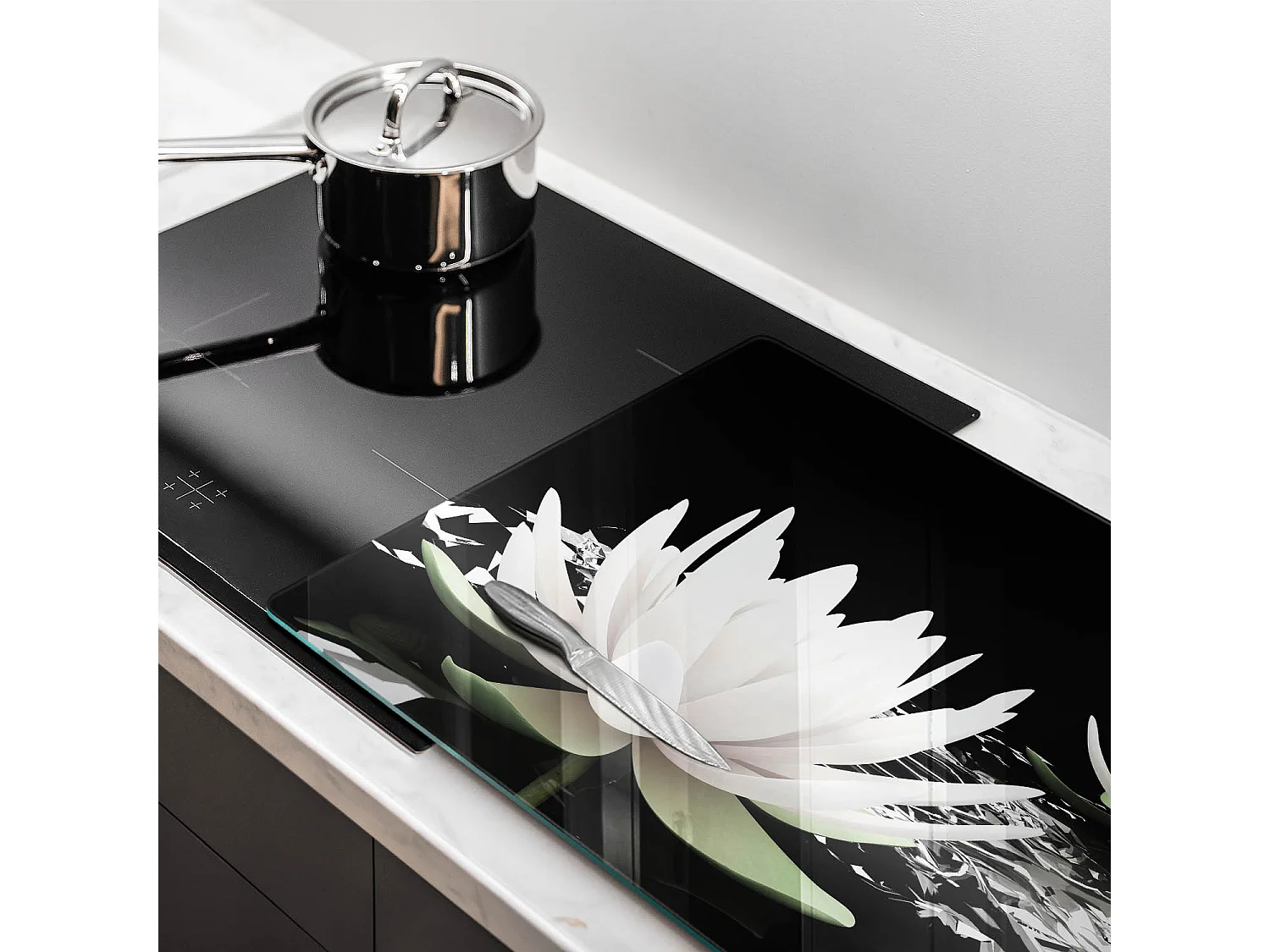 Rechteckiges Küchenbrett aus Glas, 80x52 cm Weiße Lilien auf dem Wasser