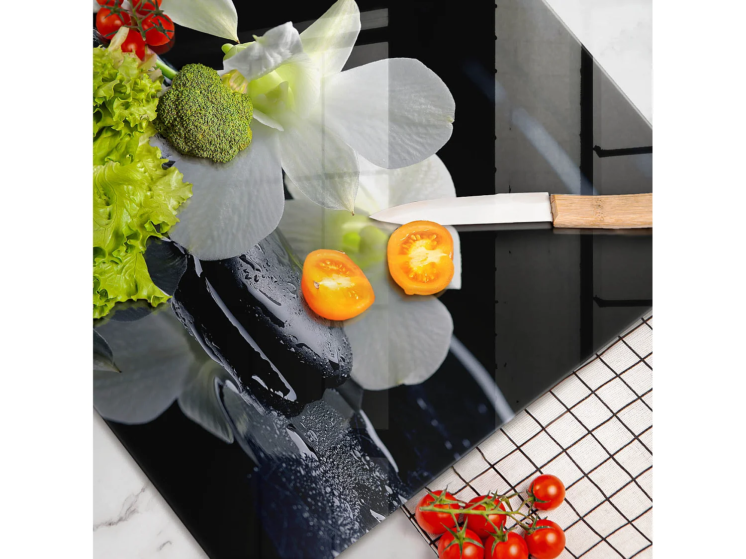 Rechteckiges Küchenbrett aus Glas, 80 x 52 cm. Weiße Blumen im Zen-Wasser