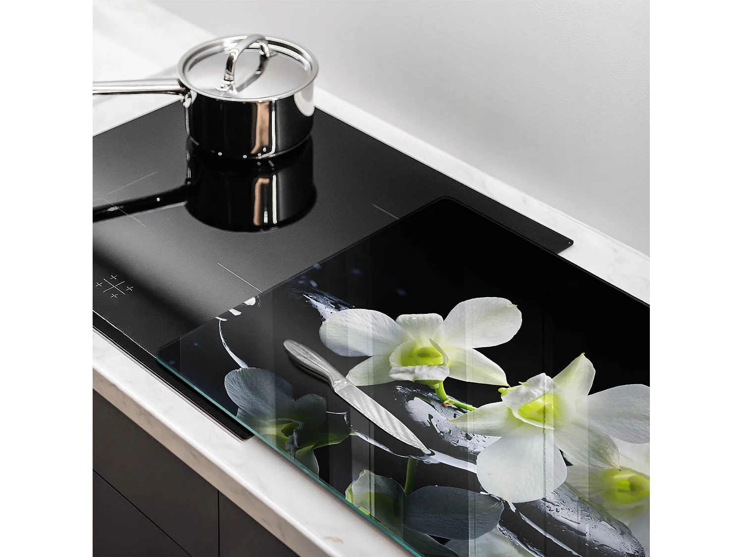 Rechteckiges Küchenbrett aus Glas, 80 x 52 cm. Weiße Blumen im Zen-Wasser