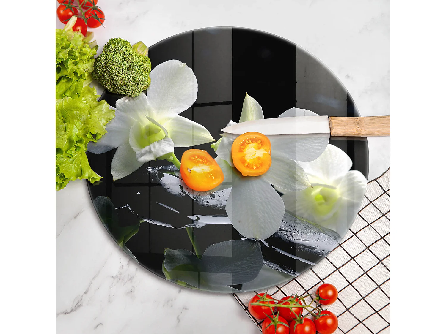 Rundes Küchenbrett aus Glas, 40 cm. Weiße Blumen im Zen-Wasser