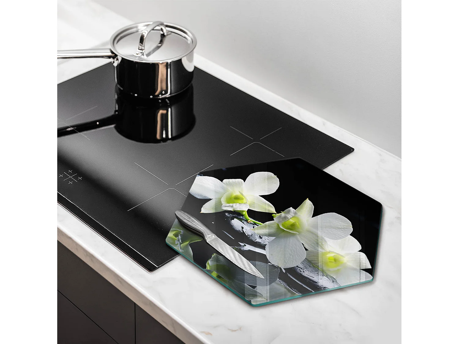 Sechseckiges Küchenbrett aus Glas, 40 cm. Weiße Blumen im Zen-Wasser