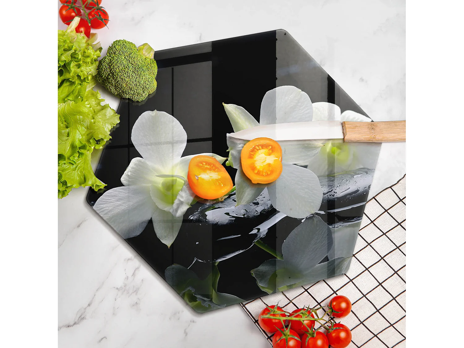 Sechseckiges Küchenbrett aus Glas, 40 cm. Weiße Blumen im Zen-Wasser