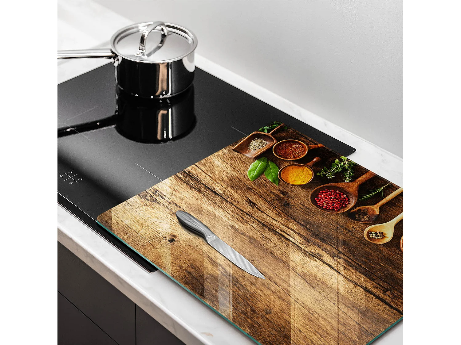 Rechteckiges Küchenbrett aus Glas, 60x52 cm. Holzlöffel für Gewürze