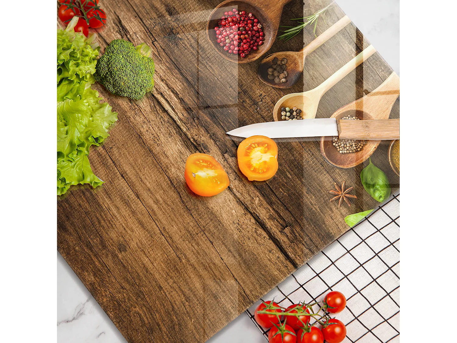 Rechteckiges Küchenbrett aus Glas, 60x52 cm. Holzlöffel für Gewürze