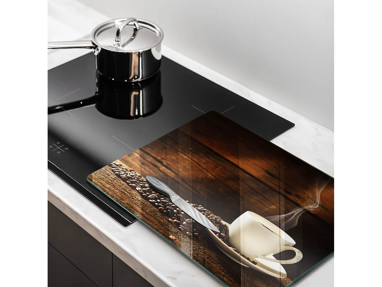 Rechteckiges Küchenbrett aus Glas, 52 x 40 cm. Kaffeetasse aus Holz