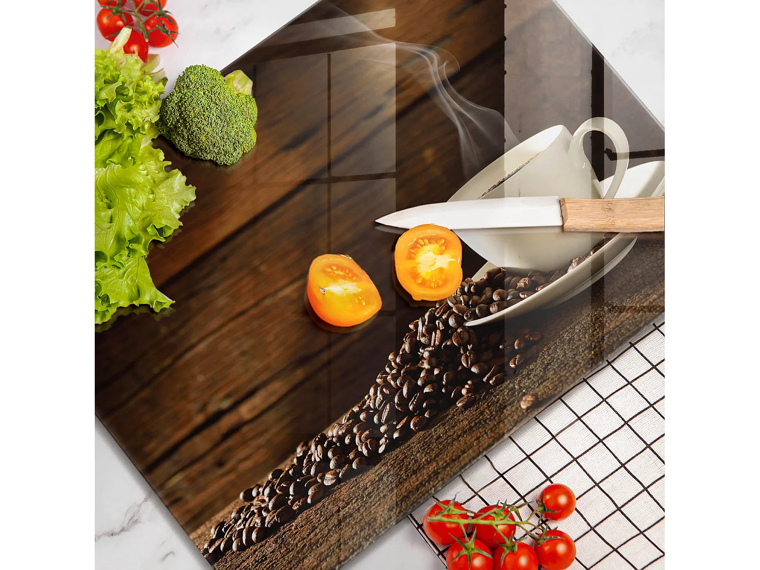 Rechteckiges Küchenbrett aus Glas, 52 x 40 cm. Kaffeetasse aus Holz