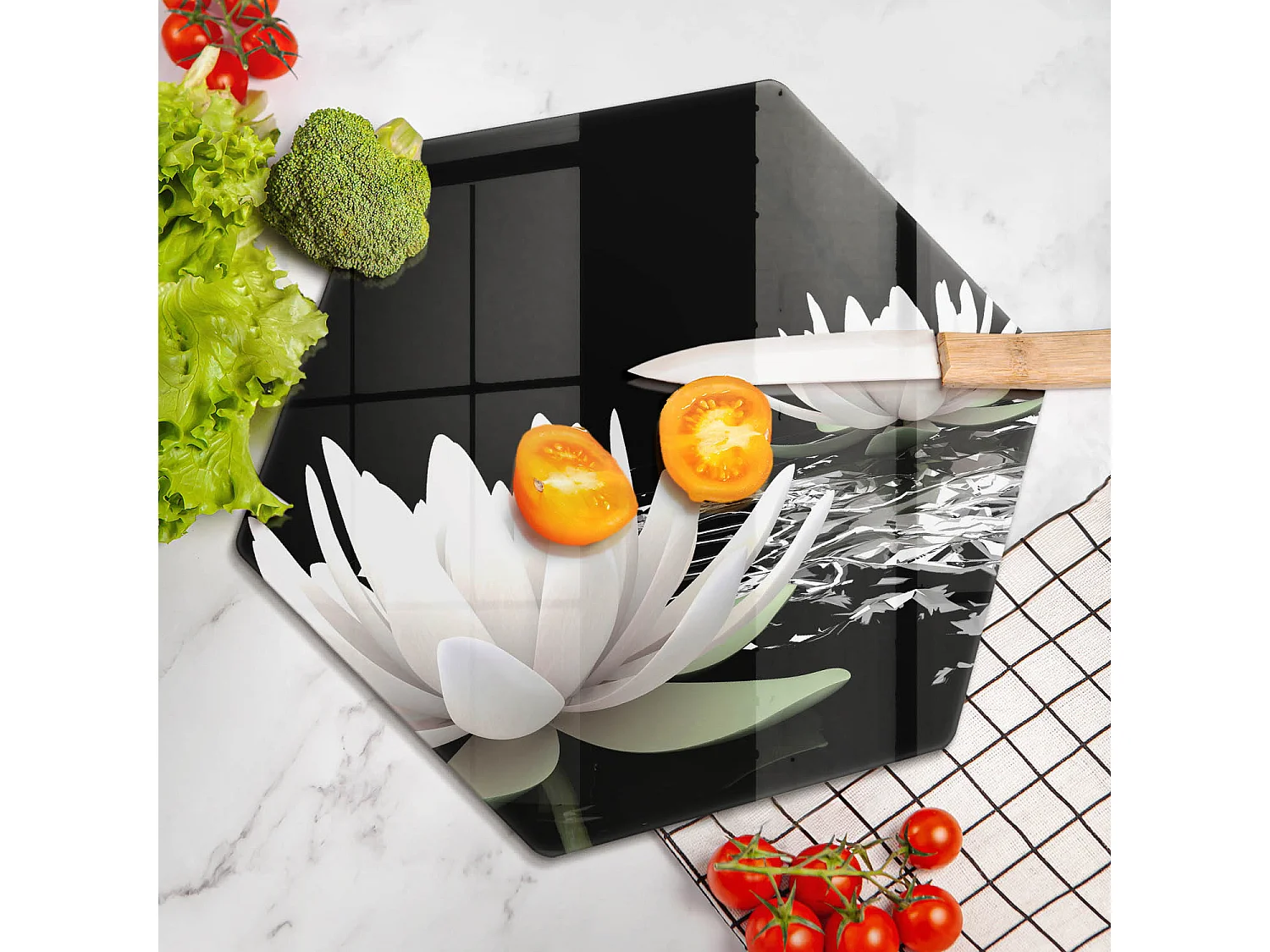 Sechseckiges Küchenbrett aus Glas, 40 cm. Weiße Lilien auf dem Wasser