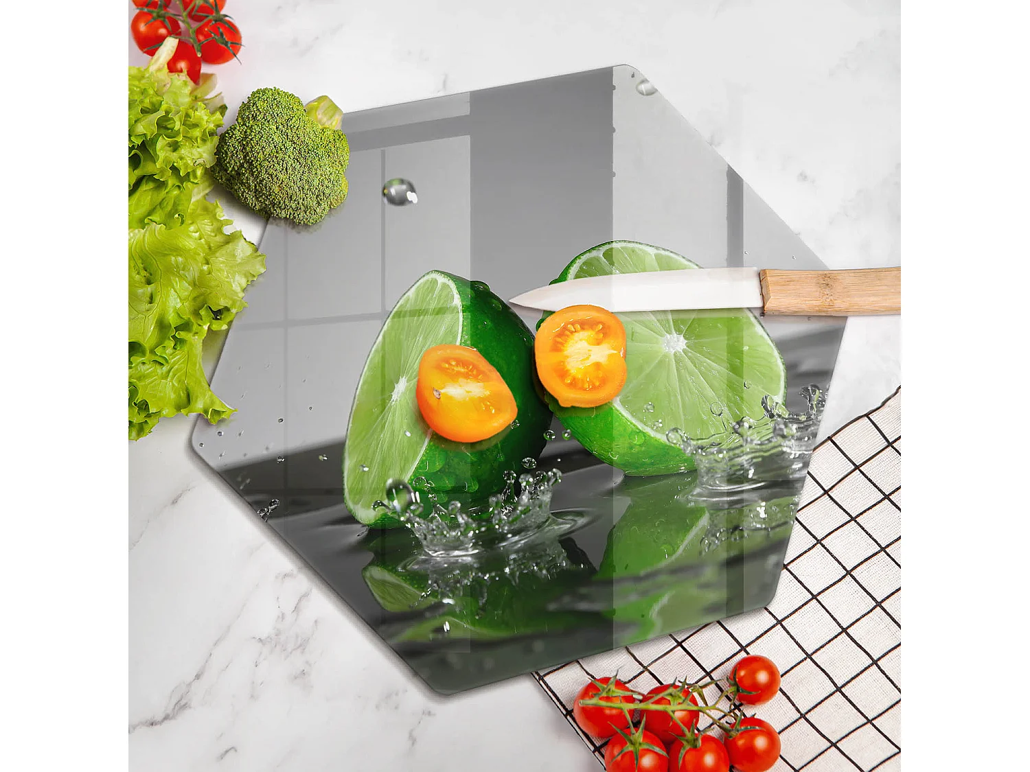 Planche de cuisine hexagonale en verre, 40 cm Citrons verts juteux et eau
