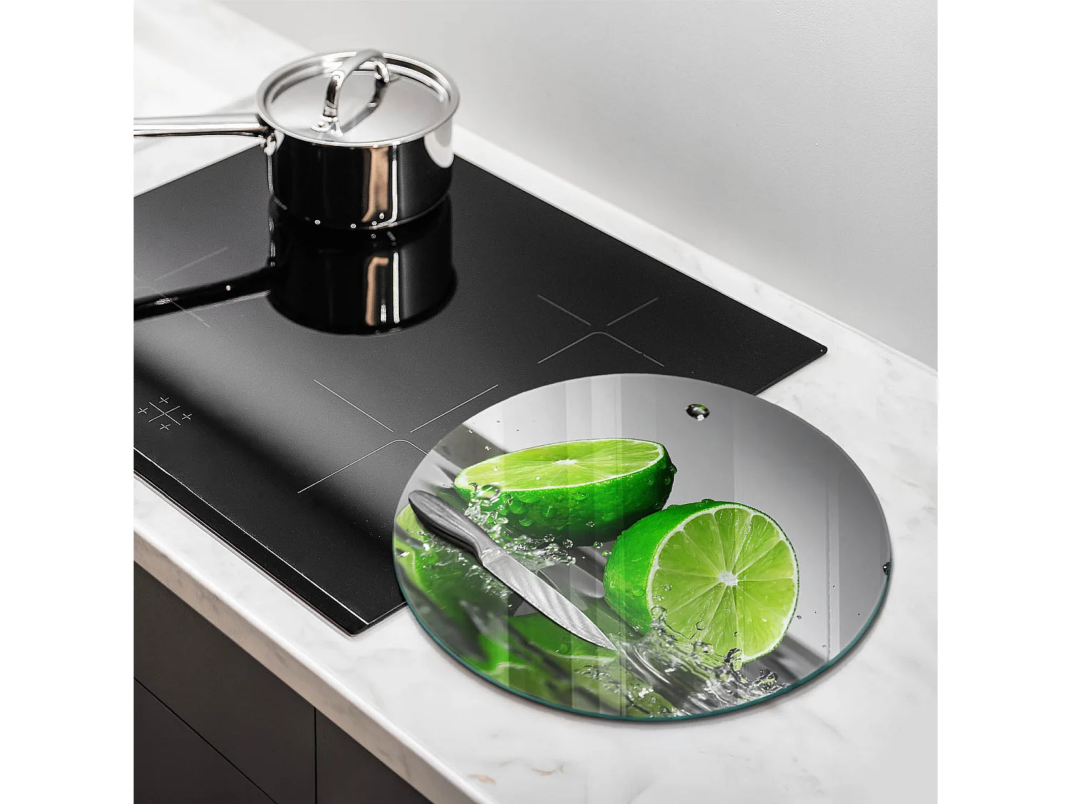 Rundes Küchenbrett aus Glas, 40 cm Saftige Limetten und Wasser