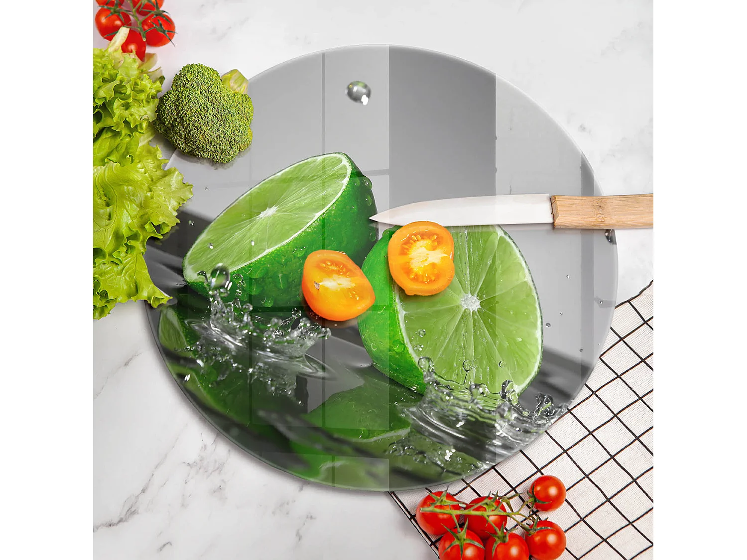 Rundes Küchenbrett aus Glas, 40 cm Saftige Limetten und Wasser